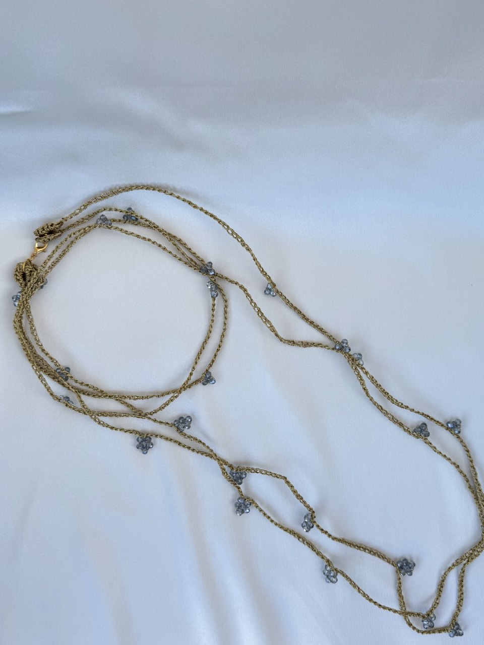 Collana con filo dorato e perline celesti