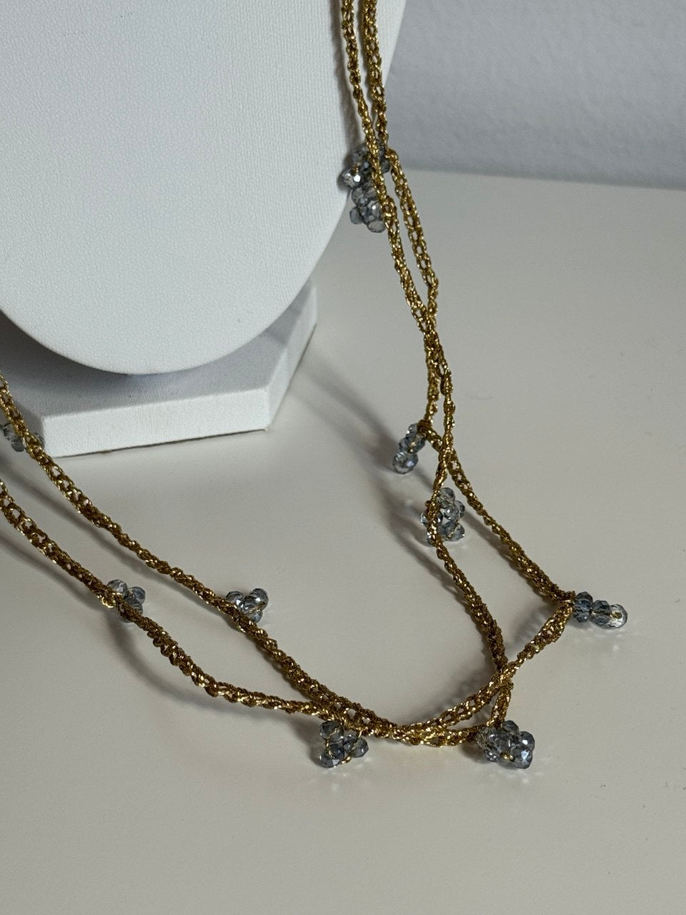 Collana con filo dorato e perline celesti