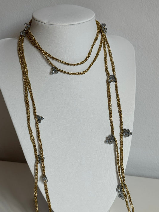 Collana con filo dorato e perline celesti