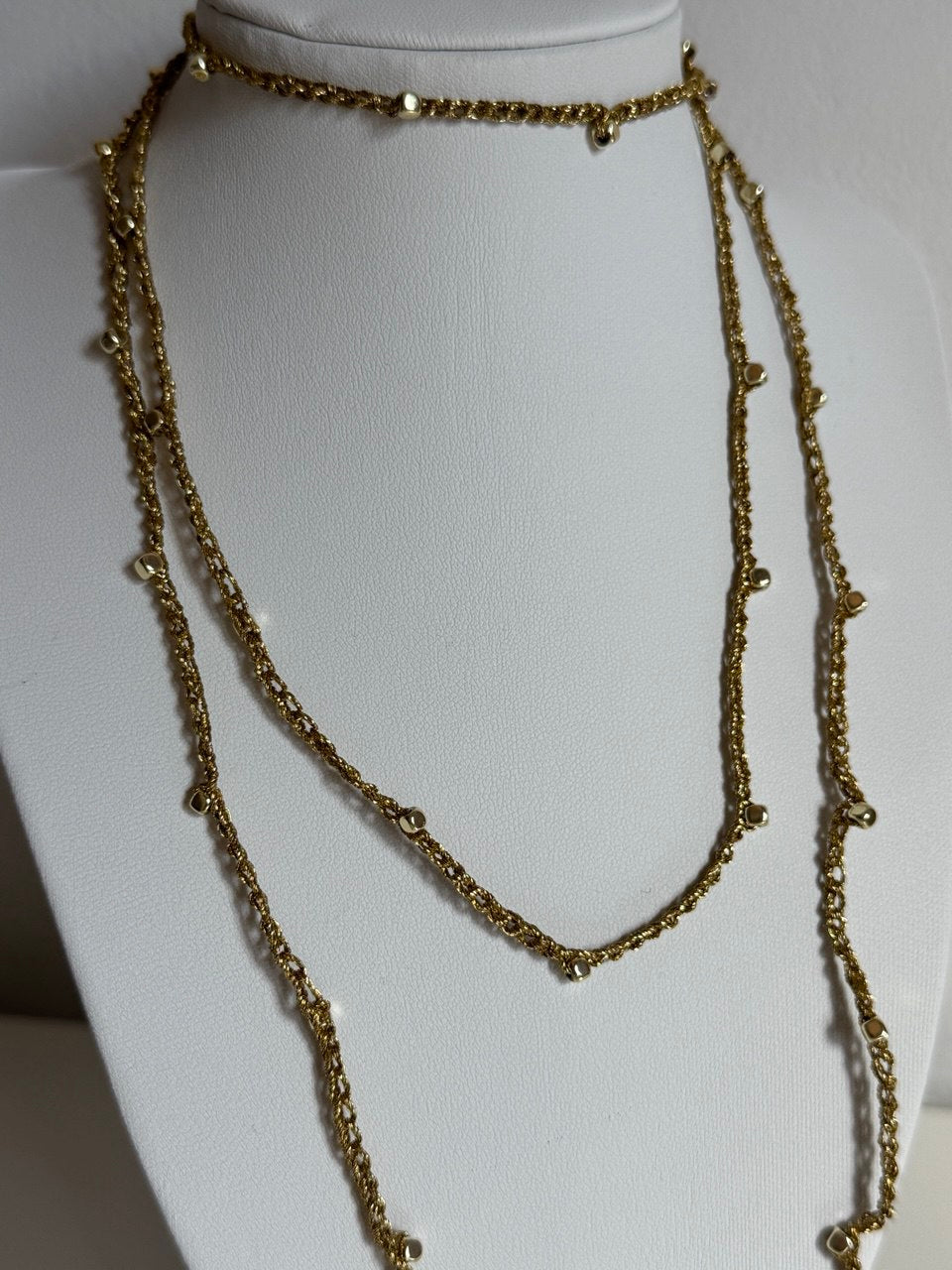 Collana con filo dorato e perline dorate