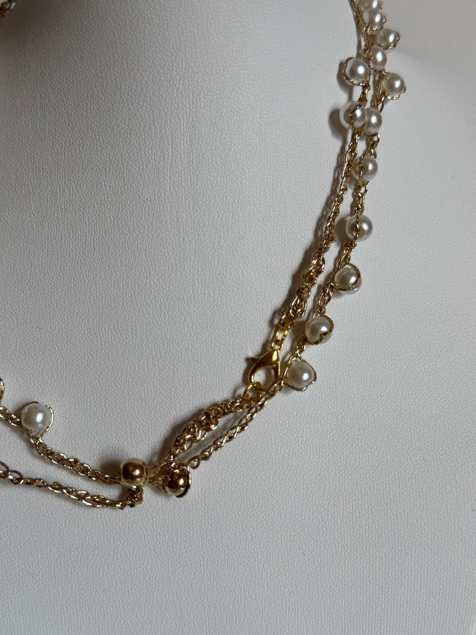 Collana dorata corta con perline