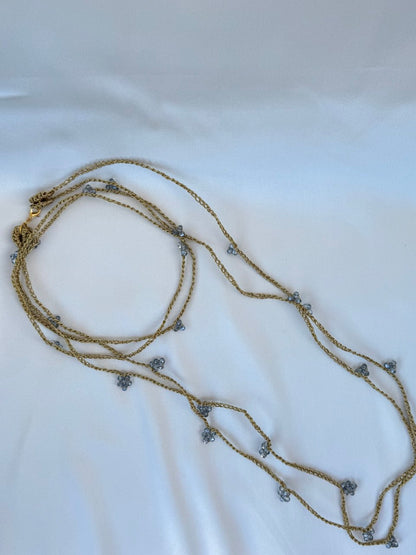 Collana con filo dorato e perline celesti