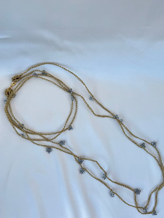 Collana con filo dorato e perline celesti