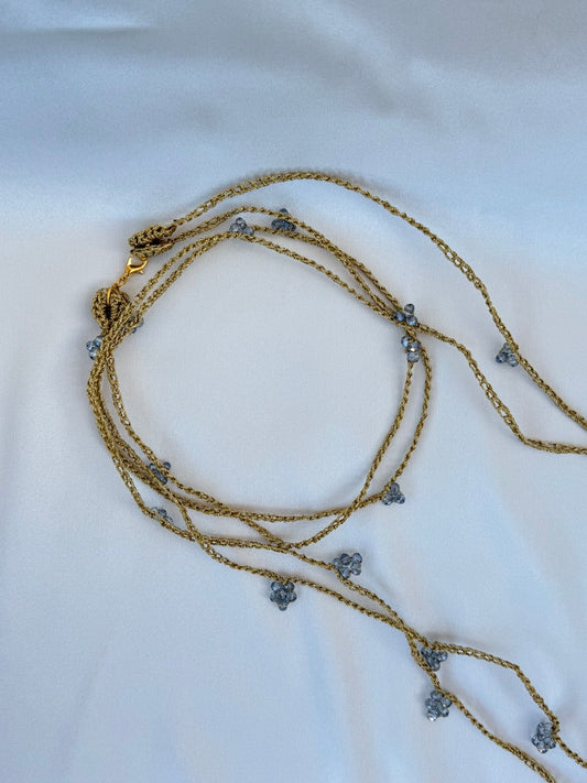 Collana con filo dorato e perline celesti