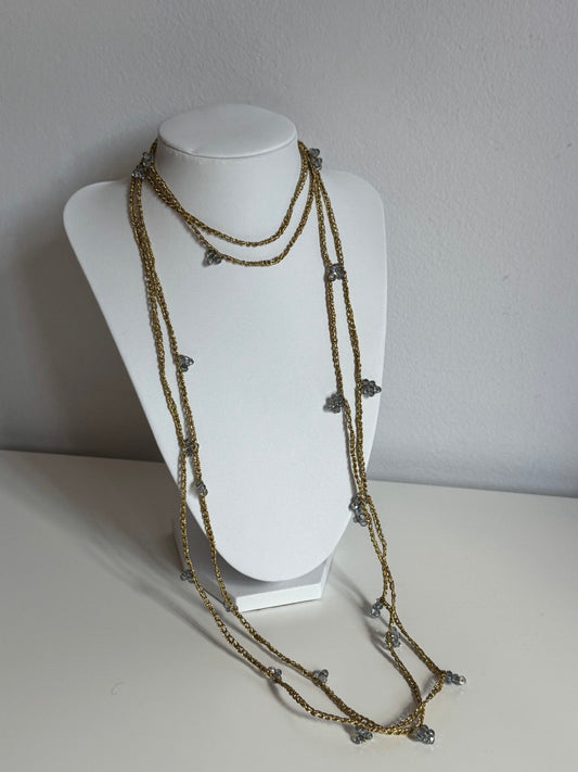 Collana con filo dorato e perline celesti