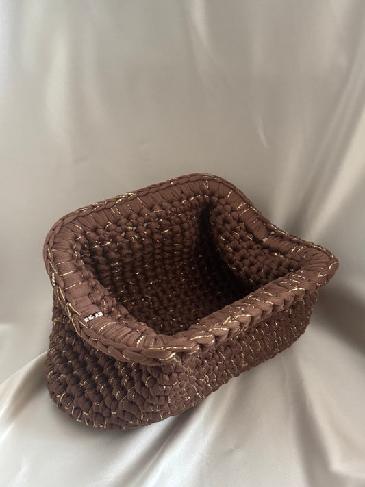 Clara marrone e dorata